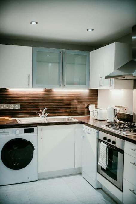 Urban Elegance: Luxury; Sleeps 6 Apartment