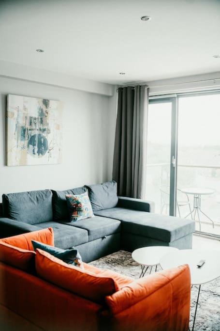 Urban Elegance: Luxury; Sleeps 6 Apartment