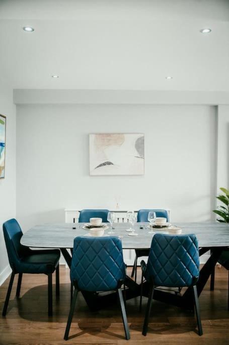 Urban Elegance: Luxury; Sleeps 6 Belfast