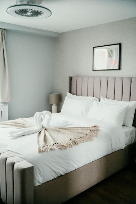 Urban Elegance: Luxury; Sleeps 6 Apartment *