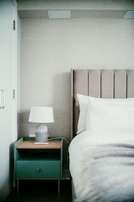 Apartment Urban Elegance: Luxury; Sleeps 6 *