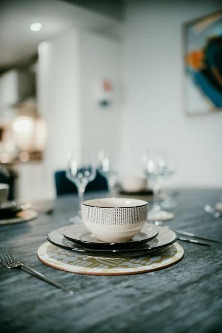 Urban Elegance: Luxury; Sleeps 6 Apartment *