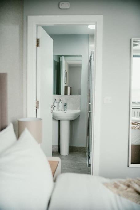 Urban Elegance: Luxury; Sleeps 6 Apartment