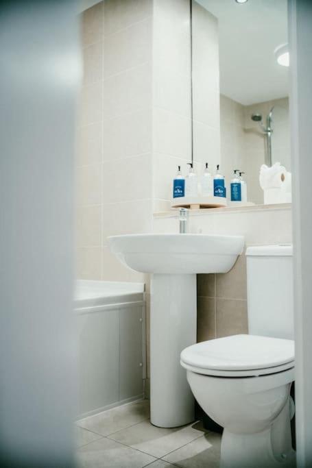 Urban Elegance: Luxury; Sleeps 6 Apartment *