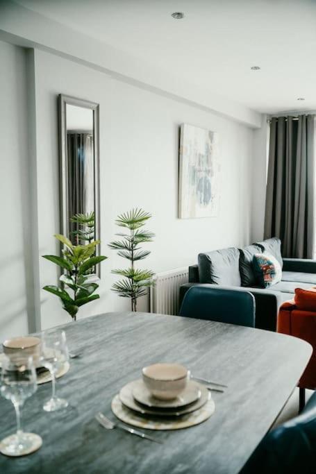 Urban Elegance: Luxury; Sleeps 6 Apartment Belfast